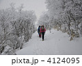 九重で雪山を登る人 4124095