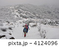九重で雪山を登る人 4124096