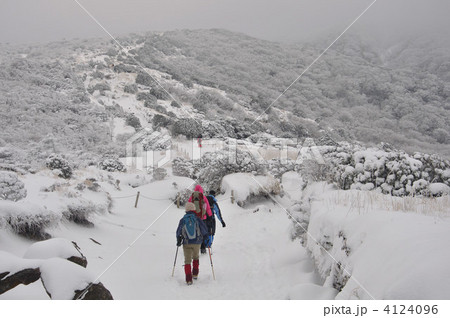 九重で雪山を登る人 4124096
