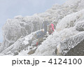 雪山を登る山ガール 4124100