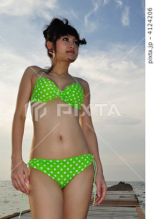 サメット島のリゾートを楽しむビキニの若い女性 4124206