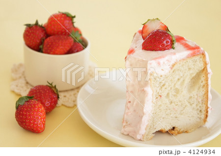 シフォンケーキ　苺　スイーツ 4124934