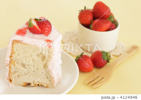 シフォンケーキ　苺　スイーツ 4124946