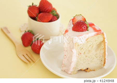 シフォンケーキ　苺　スイーツ 4124948