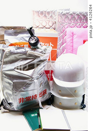 防災グッズ家族3人分点検縦位置 4126264