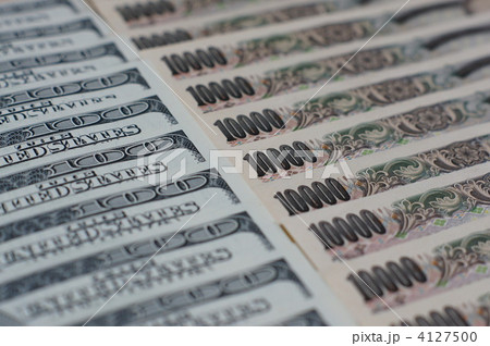 日本円とアメリカドル紙幣 4127500