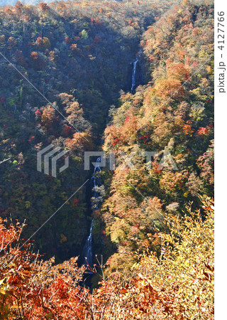 宮城蔵王、紅葉の三階滝 4127766