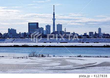 荒川の川原の雪景色と川の手住宅街と東京スカイツリー 4127838