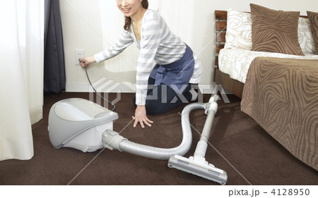 掃除する女性 4128950