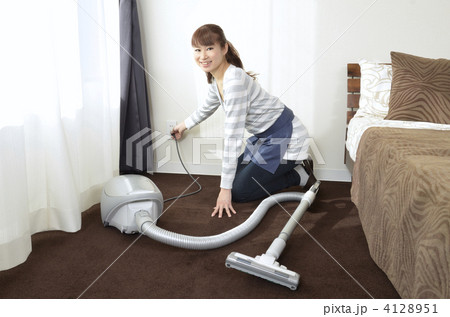 掃除する女性 掃除する女性 4128951