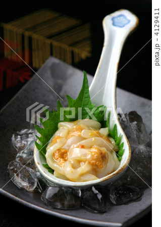 うにといかの和え物 れんげを器に 縦 うにといかの和え物 れんげを器に 縦 4129411