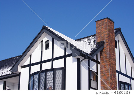 冬の洋風住宅 煙突のある住宅 洋風住宅の写真素材 [4130233] - PIXTA