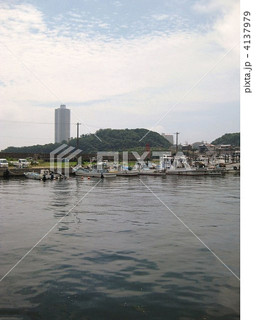リゾートタワーマンションの見える漁港 リゾートタワーマンションの見える漁港 4137979