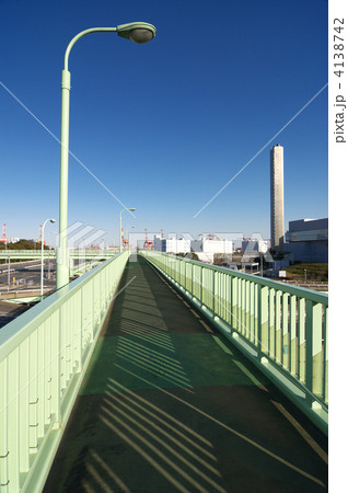 休日の大井埠頭、歩道橋 4138742