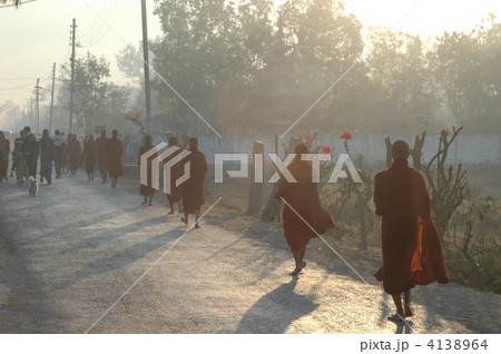 ミャンマー インレー湖 ニャゥンシュエの僧たち 4138964