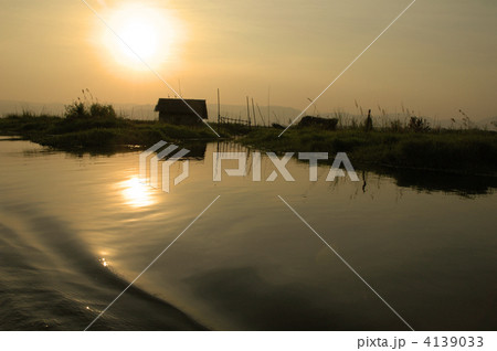 ミャンマー　夕暮れのインレー湖 4139033