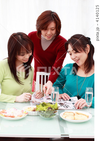 仲良しの主婦たち 4140125