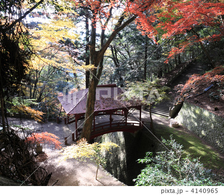 四国別格霊場第15番、金毘羅奥の院「箸蔵寺」秋の「鞘橋」 4140965