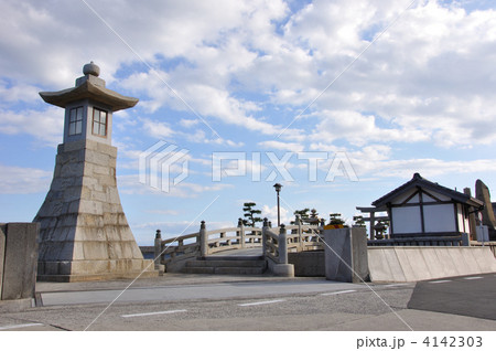 御手洗・高灯篭と石の太鼓橋 4142303