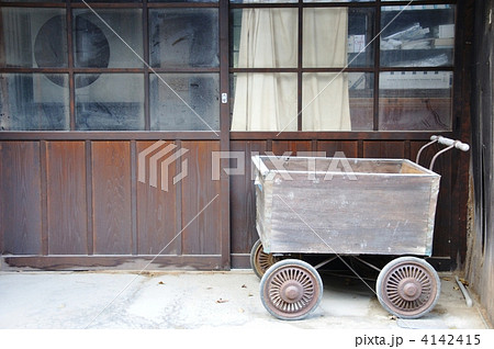 御手洗・軒先の乳母車 4142415