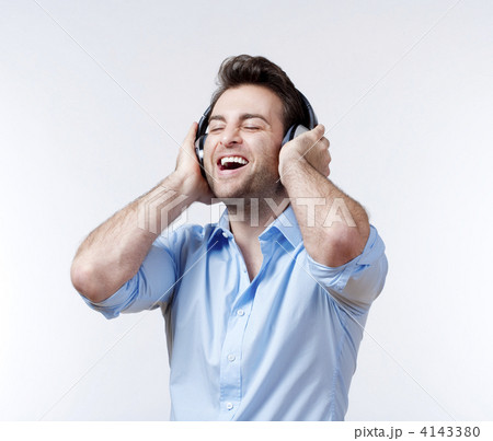 man with earphones 4143380