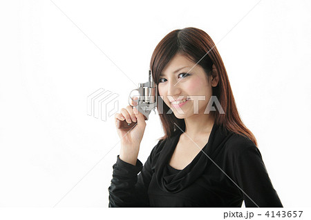 拳銃を持つ女性 4143657