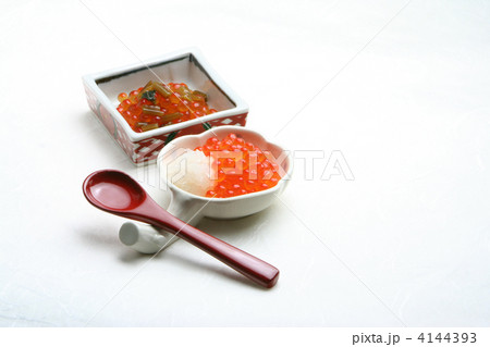 いくらの醤油漬け 大根おろし添えとわさびの茎の醤油漬け和え いくらの醤油漬け 大根おろし添えとわさびの茎の醤油漬け和え 4144393