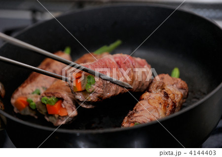 肉巻きの調理シーン 4144403