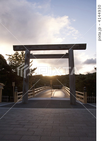 伊勢神宮 宇治橋日の出 冬至の頃の日の出 新しい宇治橋の写真素材