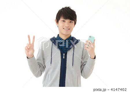 パーカーを着た若い男性 4147402