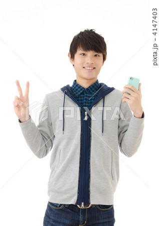 パーカーを着た若い男性 パーカーを着た若い男性 4147403