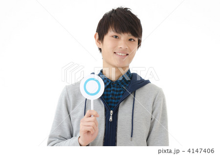 パーカーを着た若い男性 4147406