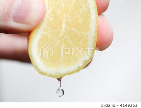果汁 レモン汁 レモン絞りの写真素材