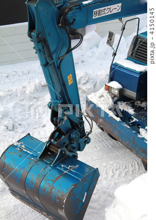 住宅街の除雪作業をしているショベルカー 住宅街の除雪作業をしているショベルカー 4150145
