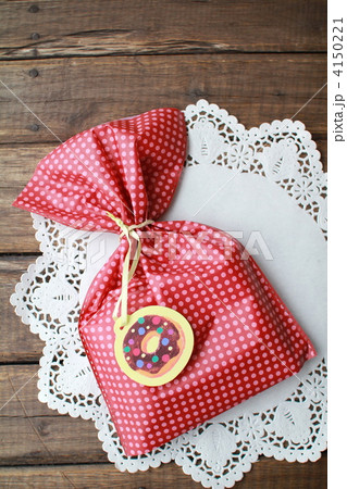 プレゼント 簡易の袋ラッピングとドーナツ柄のカード プレゼント 簡易の袋ラッピングとドーナツ柄のカード 4150221