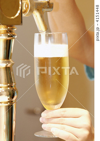 生ビールを注ぐ 生ビールを注ぐ 4151448