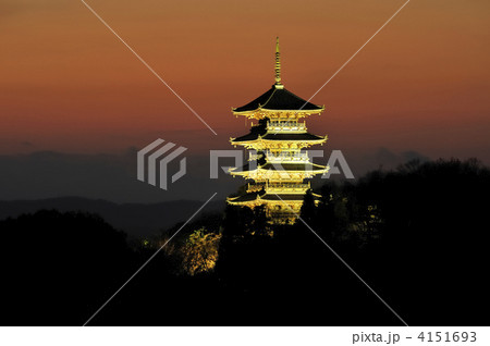 夕焼けと五重塔のライトアップ 4151693