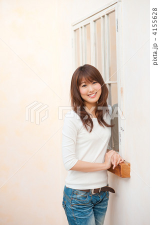 窓と女性 4155628
