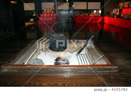 古民家の囲炉裏越しの雛飾り 古民家の囲炉裏越しの雛飾り 4155765