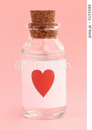ハートマークのラベルの小瓶 4155989