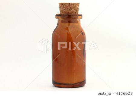 白い粉の入った茶色い小瓶 4156025