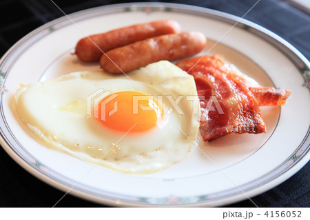 朝食の目玉焼きとベーコン 4156052