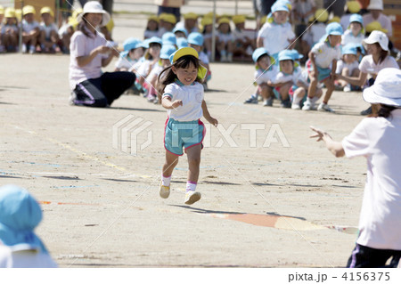 運動会　園児と先生 4156375
