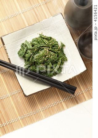 コゴミの胡麻和えと熱燗 4156421