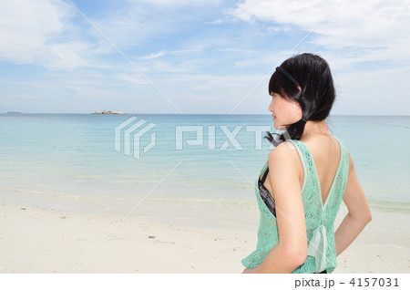 サメット島のビーチでリラックスする若い女性 サメット島のビーチでリラックスする若い女性 4157031