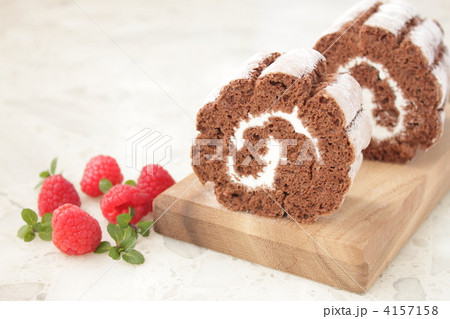 ロールケーキ　ココア　ラズベリー 4157158