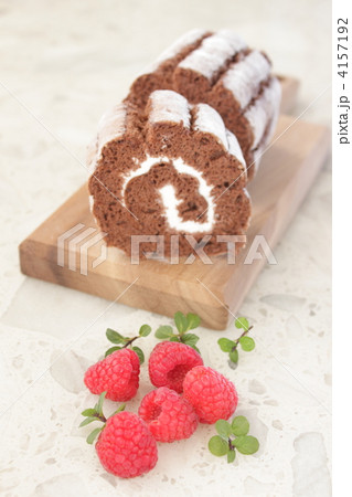 ロールケーキ ココア ラズベリー ロールケーキ ココア ラズベリー 4157192