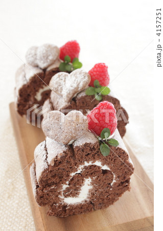 ロールケーキ ココア ラズベリー ロールケーキ ココア ラズベリー 4157251