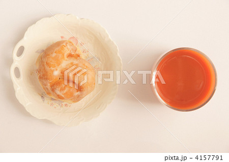 ドーナツと野菜ジュース 4157791