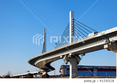 首都高速中央環状線の綾瀬川に架かるかつしかハープ橋と青空 首都高速中央環状線の綾瀬川に架かるかつしかハープ橋と青空 4159328